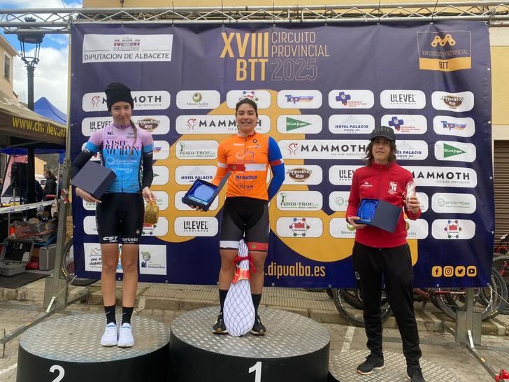 José Manuel Lorenzo y Lucía Navarro se coronan campeones en la IX BTT Villa de Liétor