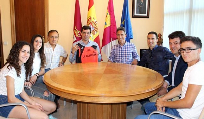 El Club Atletismo Albacete recibe el reconocimiento de los éxitos de esta temporada por parte del alcalde de la ciudad