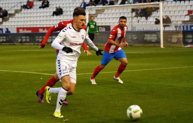 El Albacete ganó clara y plácidamente al Navalcarnero (3-0) en el Carlos Belmonte