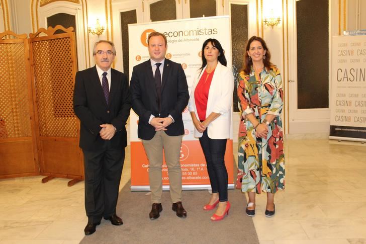 El alcalde de Albacete destaca el papel de los economistas para analizar la realidad