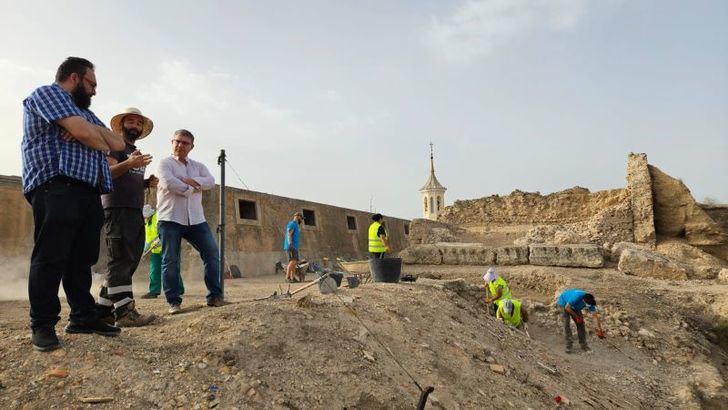 Pablo Cánovas y José María Moreno dan cuenta al alcalde de Hellín del desarrollo de los trabajos