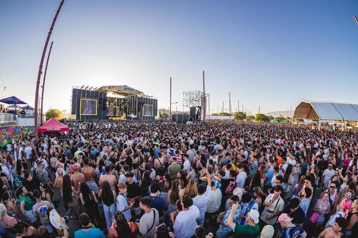 La jornada inaugural de la primera edición de Puro Latino Almería Fest congregó la mágica cifra de 22.000 asistentes