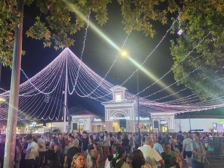 Primeras horas de fiesta y alegría de la Feria de Albacete 2024, pasada por agua