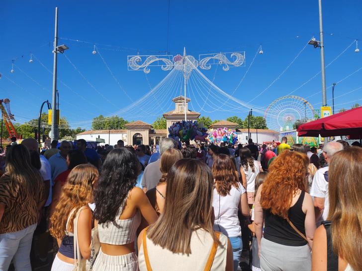 Feria de Albacete. Lunes festivo, momento de paseos matinales, visita a la Virgen, actuaciones y aperitivo