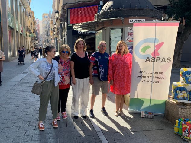 La concejala de Asuntos Sociales de Albacete felicita a Aspas y anima a visitar su mercadillo solidario en la Plaza Mayor