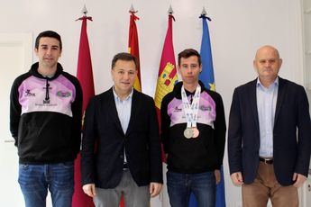 El alcalde de Albacete, Manuel Serrano, felicita a Diego Díaz, medallista en ‘snow running’, por sus éxitos deportivos