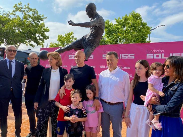 Manuel Serrano visita con Iniesta la estatua del gol del Mundial, y le agradece que “ha consolidado la Marca Albacete”