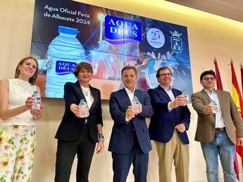 El Ayuntamiento presenta la botella especial de Feria de Albacete, que Aquadeus distribuirá por toda España