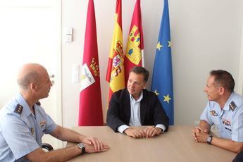 Manuel Serrano recibe al nuevo coronel jefe de la Base Aérea de Albacete, “que es una parte importante de la ciudad”