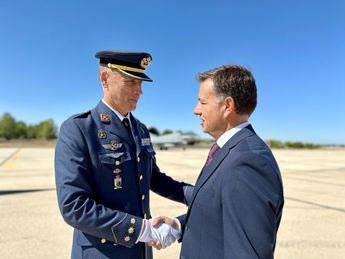 Manuel Serrano asiste a la toma de posesión del nuevo coronel jefe de la Base Aérea de Albacete 