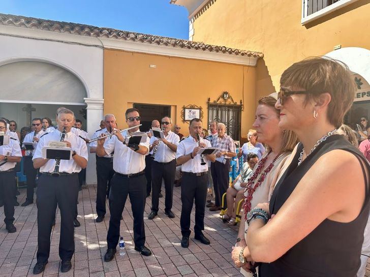 La ‘Fiesta del pasodoble’ ha animado a muchos albaceteños a salir a bailar en parejas frente a la Capilla de la Virgen