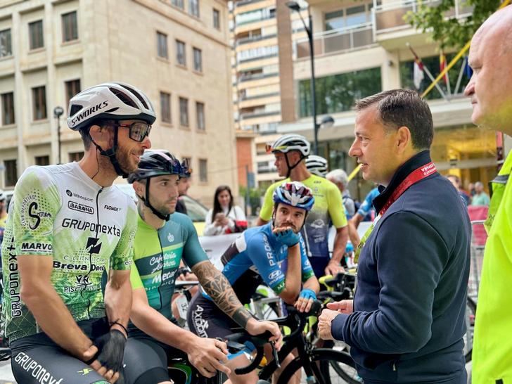 Serrano asiste al inicio del Campeonato de España Máster de Ciclismo, que “va a llenar nuestras calles de competición y espectáculo”