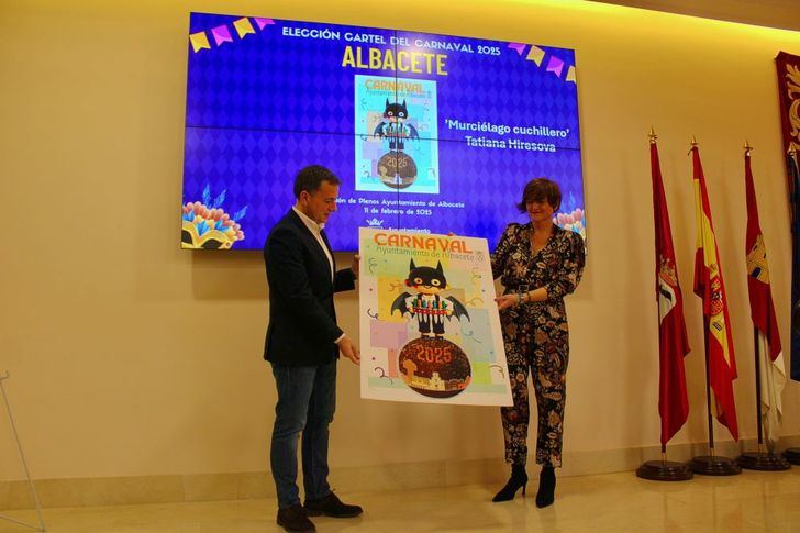 El alcalde de Albacete presenta el cartel del Carnaval 2025: Murciélago cuchillero es el ganador