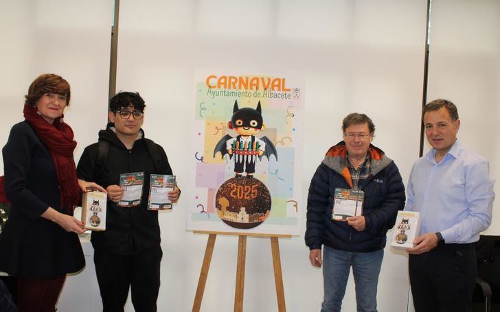 El alcalde Manuel Serrano entrega abonos del Festival Antorchas a ganadores del sorteo de Carnaval 2025