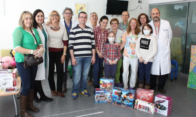 Dos niños, Carlos y Ainhoa, protagonistas de los premios de la planta de pediatría del Hospital de Albacete