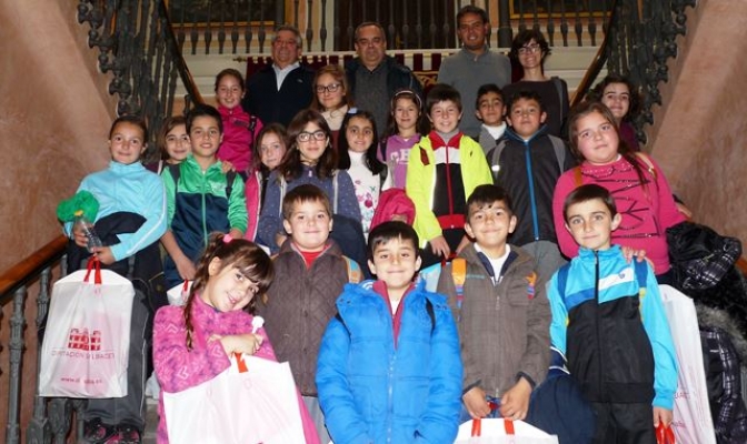 Escolares y profesores del CRAE Los Olivos de Villapalacios reciben la visita de los responsables provinciales de la Diputación