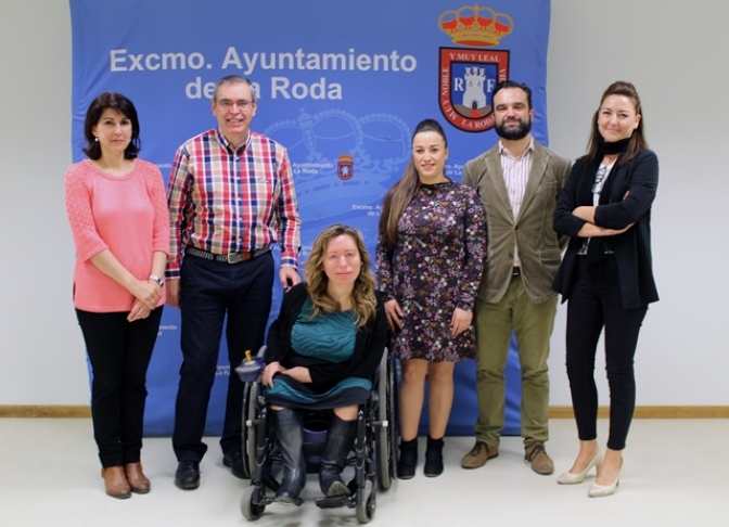 El ayuntamiento de La Roda y AMIAB firman un convenio de colaboración