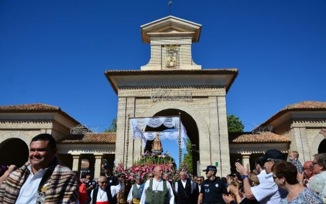 La imagen de la Virgen de los Llanos abandona ‘Los Redondeles’, como anuncio del final de la Feria