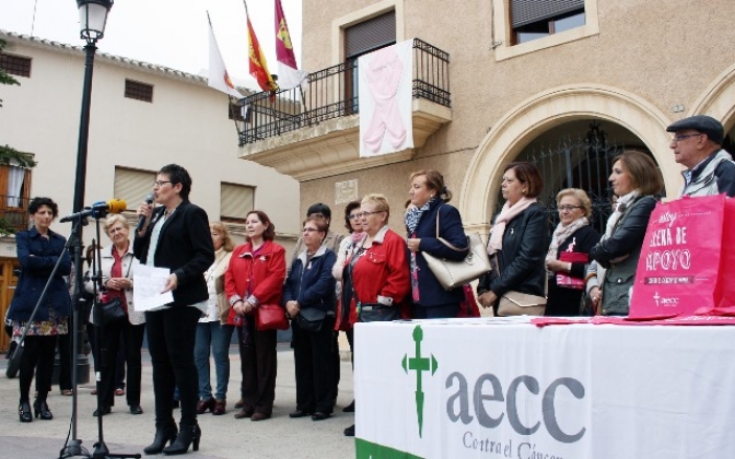 La Roda conmemora el Día Mundial Contra el Cáncer de Mama con una concentración en la plaza del Ayuntamiento