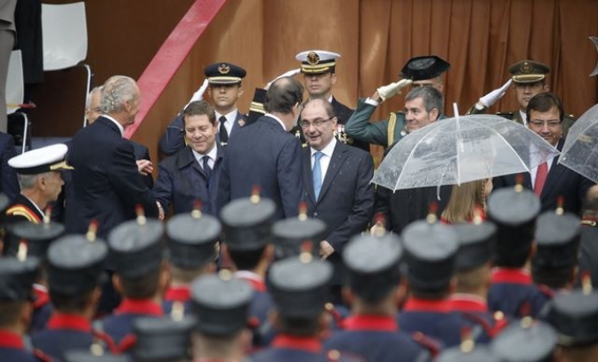 García-Page, en el desfile del Día de la Hispanidad, dice que “el desafío independentista es el mayor problema político”