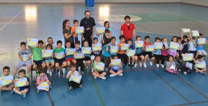 Varias decenas de niños y niñas participan en La Roda en la clausura del programas ‘Primer Toque’