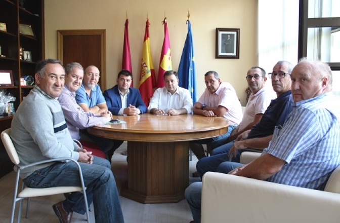 Los taxistas de Albacete exponen al alcalde los problemas que tienen para ejercer su profesión