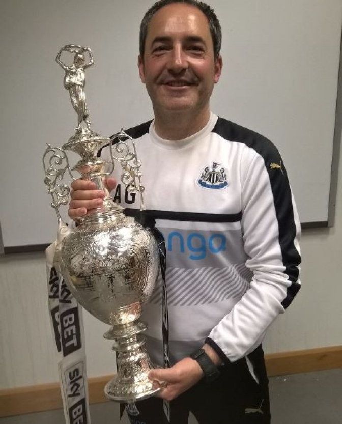 El Newcastle de Benítez y Antonio Gómez celebró el título de la Championship