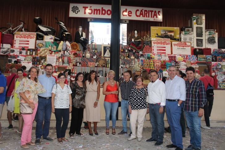 Manuel Serrano visita la Tómbola de Cáritas y destaca el trabajo de Cáritas Diocesana