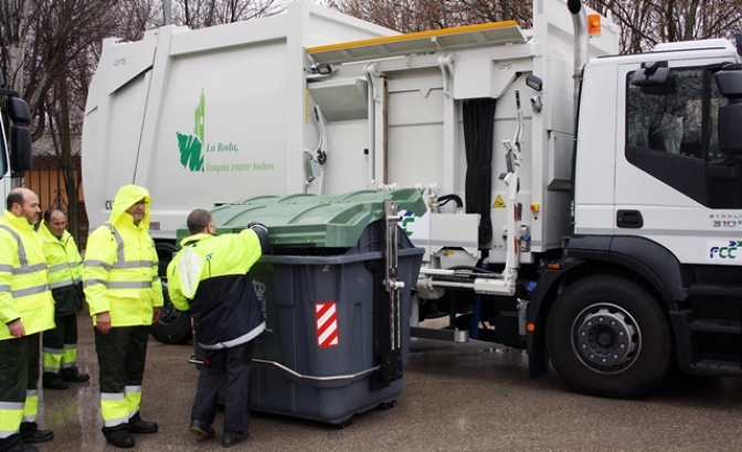 Comienza el proceso de cambio de contenedores de basura en La Roda, con más capacidad y cambios de ubicación