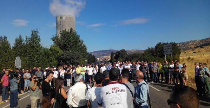 Trabajadores de la plantilla y las contratas cortan la carretera para que Elcogas no cierre