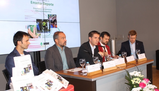 ‘Aprendiendo a enseñar deporte’, un manual para docentes de educación física, libro presentado en el stand de la Diputación de Albacete