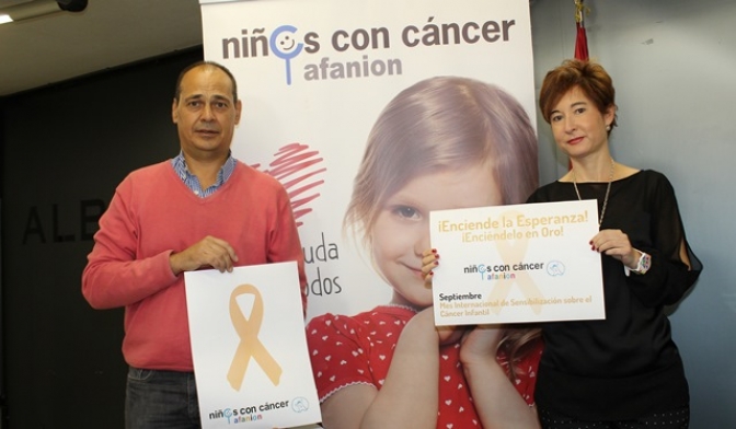 Albacete luce lazos dorados por los niños que luchan contra el cáncer infantil y adolescente