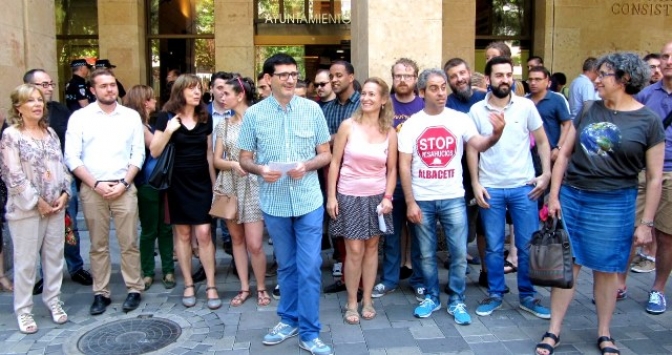 Los socialistas reivindican los derechos del colectivo LGTBI en la concentración ante el Ayuntamiento de Albacete