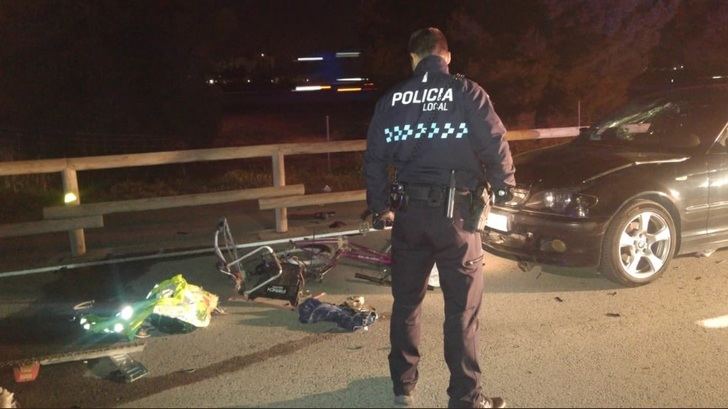 Un ciclista herido grave en Albacete al ser atropellado por un coche en la carretera del cementerio