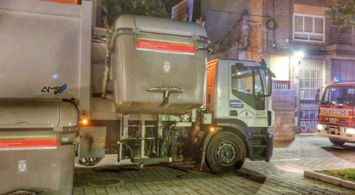 Un hombre es trasladado al hospital de Albacete tras caer a un camión de basura desde un contenedor