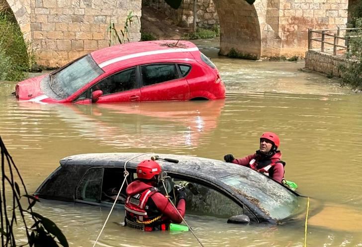 El SEPEI de la Diputación trabaja en la recuperación de los vehículos arrastrados por el agua en Alcalá del Júcar