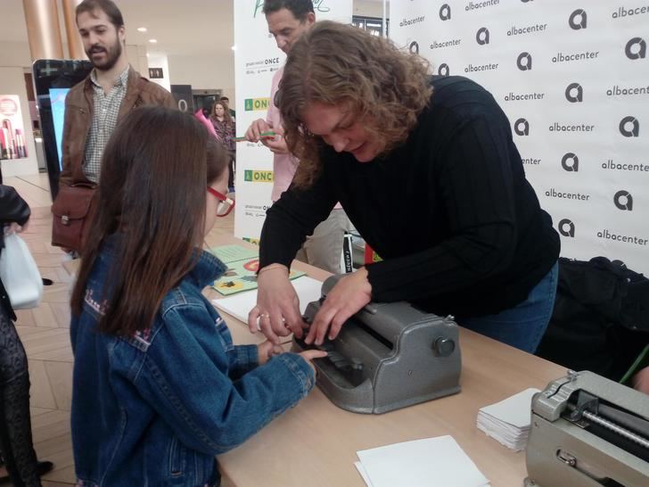 El centro comercial Albacenter acogió el pasado sábado el taller “Pon tu nombre en braille” de la ONCE
