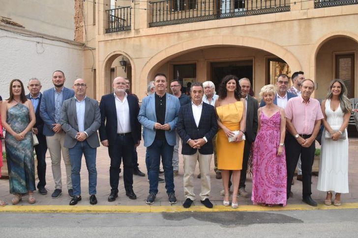 Cabañero acompaña a los vecinos de Madrigueras en la apertura de sus fiestas en honor al Cristo y la Vendimia