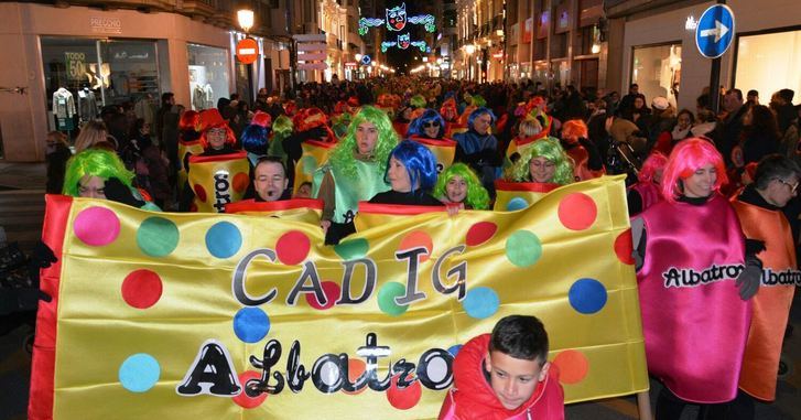 El Carnaval de Albacete 2018, con mucho color y también en una tarde muy fría.