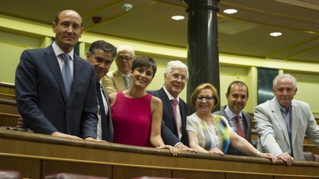 Ahí están, tan felices. Son los siete diputados del PSOE que hoy han votado para derogar la prisión permanente revisable.