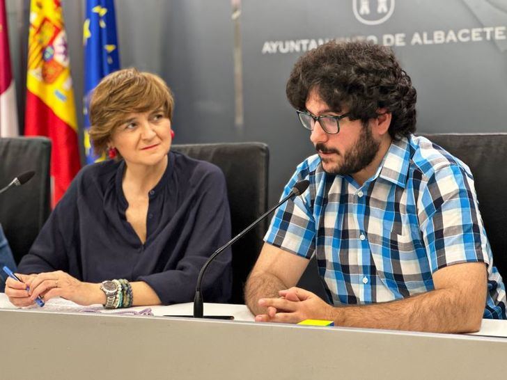 Elena Serrallé invita a los albaceteños a unirse a la competición nacional de Rubik que se celebrará en el centro sociocultural Ágora