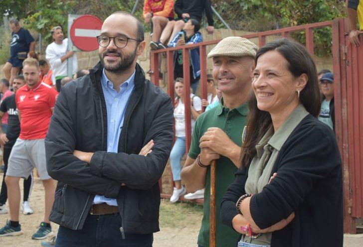 Valera asiste al último de los cinco encierros que vive Elche de la Sierra durante sus fiestas