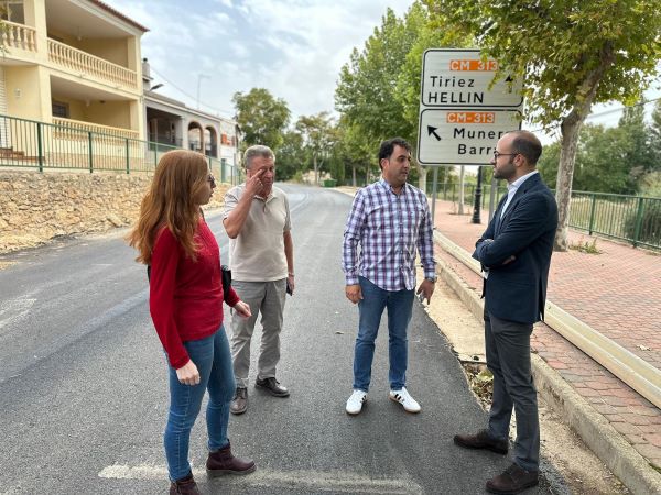 El vicepresidente Fran Valera supervisa obras de mejora en la AB-614 en Lezuza