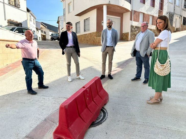 Valera evalúa algunas de las mejoras diversas impulsadas en Bienservida con financiación de la Diputación de Albacete