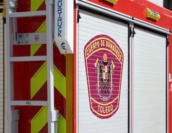 Dos ambulancias calcinadas en el incendio de un garaje en el Polígono de Toledo