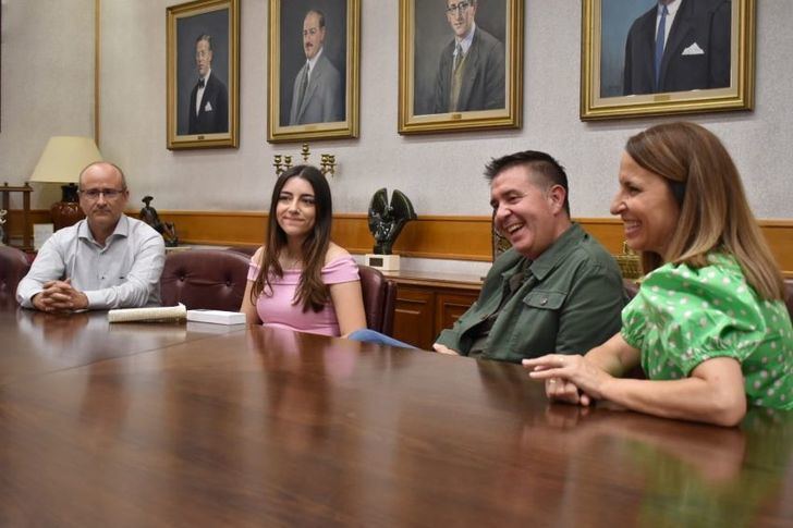 La joven estudiante de Caudete Mar Tomás visita la Diputación de Albacete tras su participación en el Consejo Europeo