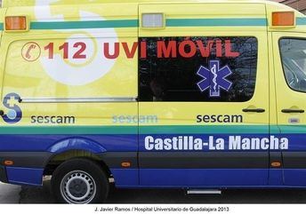 Trasladan al hospital a un trabajador con traumatismo en la cabeza tras caer desde 2 metros en Madridejos