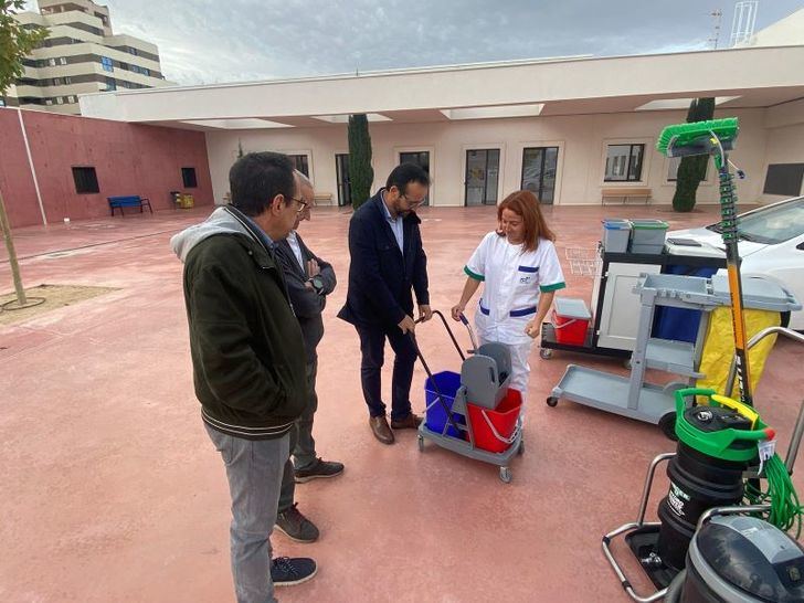 El contrato de limpieza y mantenimiento de los colegios de Albacete incorpora seis nuevos vehículos y nueva maquinaria