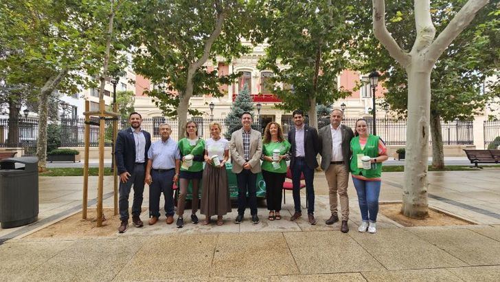 Cabañero reafirma en la cuestación ferial de la AECC el compromiso de la Diputación de Albacete con la entidad 