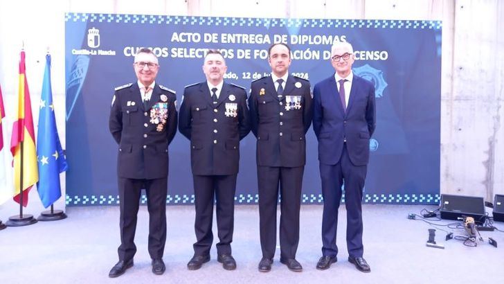 Alberto Reina felicita en nombre del Ayuntamiento a los dos nuevos inspectores de la Policía Local de Albacete